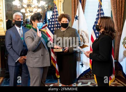 US-Präsidentin, Vizepräsidentin Kamala Harris, rechts, schwört Shalanda Young, rechts, als stellvertretende Direktorin von OMB, wie ihre Mutter Loyce Smith die bibel hält, beim Zeremonialbüro im Eisenhower Executive Office Building des Weißen Hauses am 26. März 2021 in Washington, D.C. Stockfoto