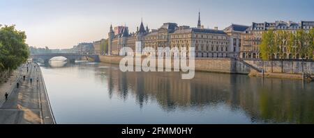 Paris, Frankreich - 05 02 2021: Panoramablick auf Pont au Change und La Conciergerie auf der Ile de la Cité vom Quai de seine Stockfoto