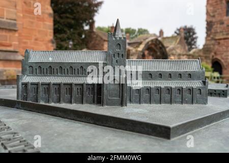 Bronzemodell der Kathedrale von Carlisle in der Stadt Carlisle, Cumbria, Großbritannien Stockfoto