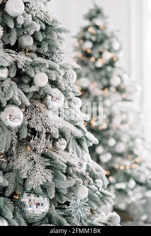 Weihnachten minimaler Hintergrund, ein Weihnachtsbaum mit Kugeln auf einem Hintergrund von verschwommenen Bokeh Lichter geschmückt. Baner, Urlaubskarte, Mockup. Neujahr 2021 Stockfoto