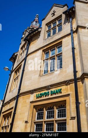 Lloyds Bank Niederlassung in einem denkmalgeschützten Gebäude in der Sidney Street im Zentrum von Cambridge. Architekt Alfred Waterhouse, erbaut 1890–93, im Jacobethan-Stil. Stockfoto