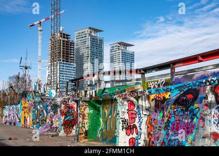 Kompassi, Loisto und Majakka Hochhäuser von Kalasatama hinter bunten und Graffiti bedeckten Suvilahti DIY Skatepark in Helsinki, Finnland Stockfoto