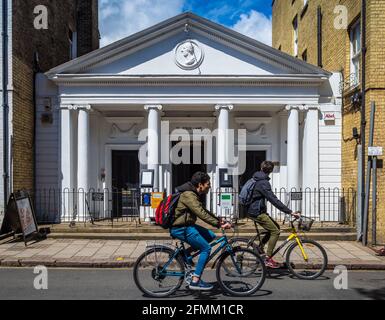 Das Pitt Club Building Cambridge an der 7a Jesus Lane. Der Pitt Club wurde 1835 gegründet, Gebäude stammt aus dem Jahr 1863. Pizza Express ist jetzt im Erdgeschoss vermietet. Stockfoto