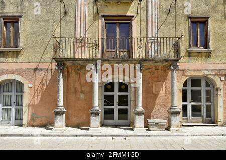 Die Türen eines alten Adelsgebäudes in Nusco, einer alten Stadt in der Provinz Avellino, Italien. Stockfoto