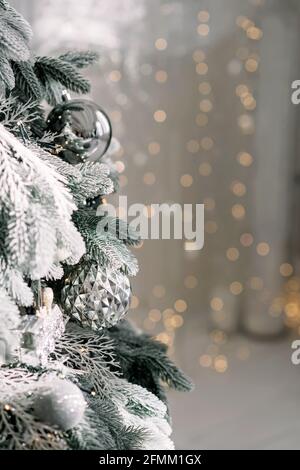 Weihnachten minimaler Hintergrund, ein Weihnachtsbaum mit Kugeln auf einem Hintergrund von verschwommenen Bokeh Lichter geschmückt. Baner, Urlaubskarte, Mockup. Neujahr 2021 Stockfoto