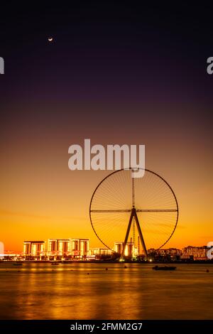 Dämmerungsansicht der Bluewaters Island und Ain Dubai während der Bauarbeiten, Dubai, VAE Stockfoto