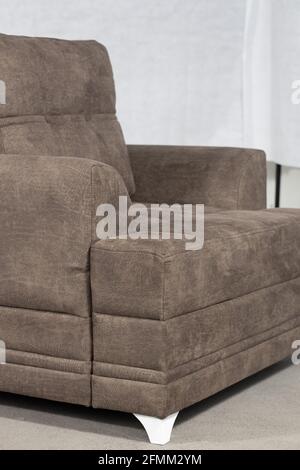 Stilvoller brauner Sektionensessel für eine moderne Wohnzimmereinrichtung Stockfoto