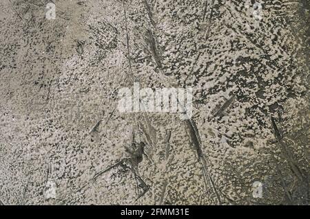 Graue Betonwand mit Flecken im Hintergrund Stockfoto