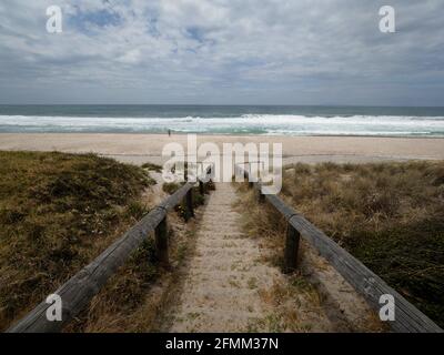 Holztreppe führt zum weißen Sandstrand des pazifischen Ozeans, Whiritoa In Hauraki Coromandel Peninsula Waikato Nordinsel Neuseeland Stockfoto