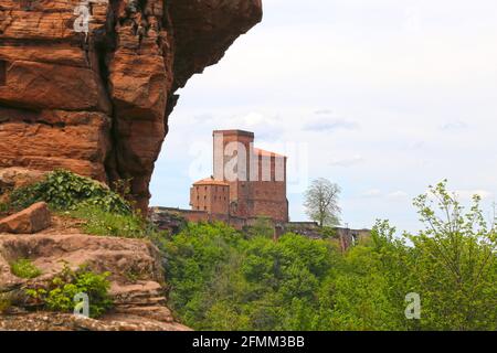 Schloss Trifels in Annweiler, fotografiert von den Ruinen von Schloss Anebos (im Vordergrund), Deutschland Stockfoto