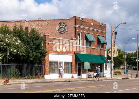 Memphis, TN / USA - 3. September 2020: Touristen fotografieren vor dem Sun Studio in Memphis, TN Stockfoto