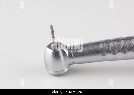 Handstück für Zahnturbinen auf weißem Hintergrund isoliert Stockfoto