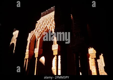 Säulenbögen mit Ornamenten in der Alhambra in Granada. 06.02.2004 - Christoph Keller Stockfoto