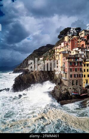 Das rauschende Meer bricht an den Klippen von Riomaggiore. 17.10.2003 - Christoph Keller Stockfoto