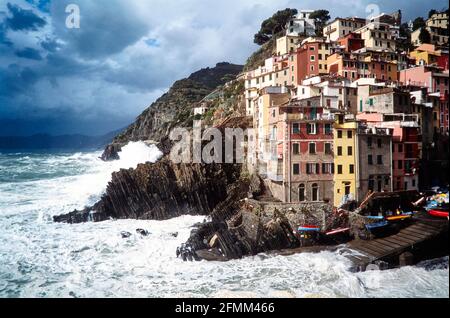 Das rauschende Meer bricht an den Klippen von Riomaggiore. 17.10.2003 - Christoph Keller Stockfoto