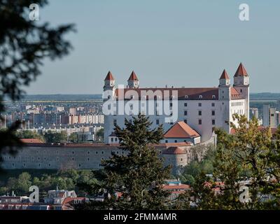 Schloss Bratislava von einem bewaldeten Hügel aus gesehen, historisches Wahrzeichen mit Blick auf die slowakische Hauptstadt. Stockfoto