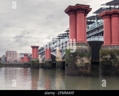 Die roten Säulen und die Blackfriars-Eisenbahnbrücke an der Themse in London, Großbritannien. Stockfoto