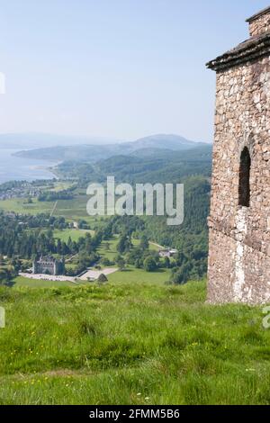 Blick vom Wachturm von Dun na Cuaich auf Inveraray Castle, Argyll, Schottland Stockfoto