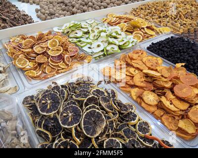 Verschiedene getrocknete Früchte zum Verkauf auf dem Markt aus nächster Nähe. Gesunde Lebensmittel. Stockfoto