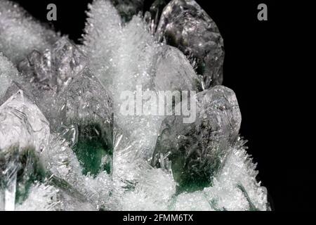 Chlorierte Quarzkristalle aus dem Himalaya. Die Hauptkristalle, grün und weiß, sind von kleineren Kristallen umgeben. Stockfoto