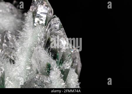 Chlorierte Quarzkristalle aus dem Himalaya. Die Hauptkristalle, grün und weiß, sind von kleineren Kristallen umgeben. Stockfoto