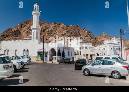 MASKAT, OMAN - 23. FEBRUAR 2017: Parkplatz im Viertel Muttrah in Maskat, Oman Stockfoto