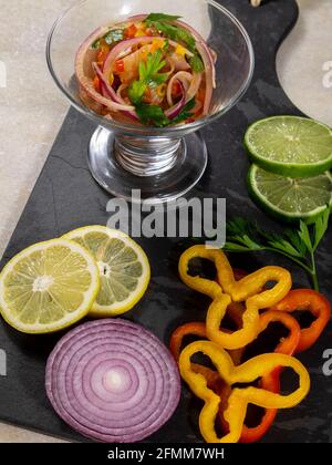 Peruanische Ceviche ist ein traditionelles Gericht, das in Peru konsumiert wird. Die Zubereitungsmethode unterscheidet sich von anderen Orten, unter Verwendung von Zitrone, Fisch, Kartoffeln, Zwiebel, se Stockfoto