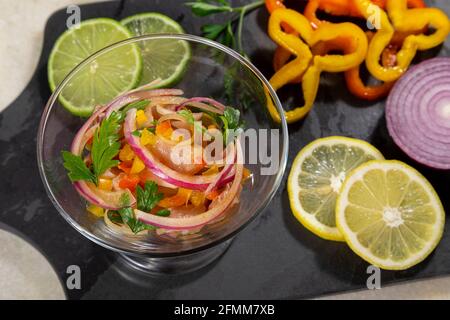 Peruanische Ceviche ist ein traditionelles Gericht, das in Peru konsumiert wird. Die Zubereitungsmethode unterscheidet sich von anderen Orten, unter Verwendung von Zitrone, Fisch, Kartoffeln, Zwiebel, se Stockfoto