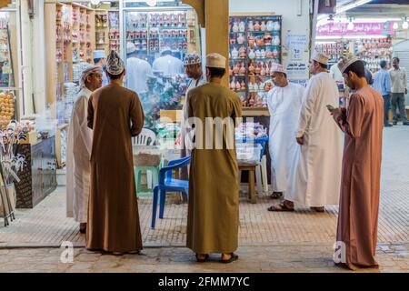 SALALAH, OMAN - 24. FEBRUAR 2017: Einheimische Männer an einem Weihrauchstand im Al Husn Souq in Salalah, Oman Stockfoto