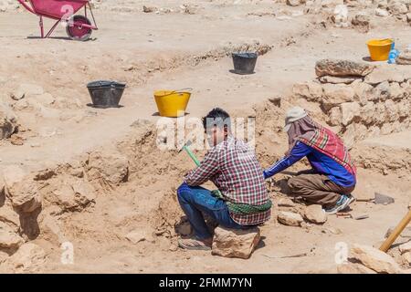 SALALAH, OMAN - 25. FEBRUAR 2017: Arbeiter und Archäologen im Archäologischen Park Sumhuram mit Ruinen der antiken Stadt Khor Rori in der Nähe von Salalah, Oman Stockfoto