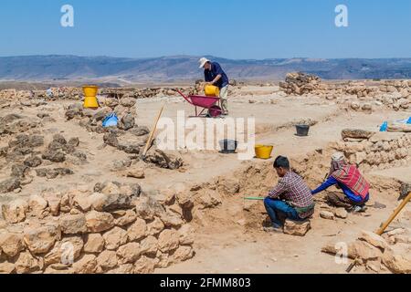 SALALAH, OMAN - 25. FEBRUAR 2017: Arbeiter und Archäologen im Archäologischen Park Sumhuram mit Ruinen der antiken Stadt Khor Rori in der Nähe von Salalah, Oman Stockfoto