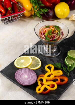 Peruanische Ceviche ist ein traditionelles Gericht, das in Peru konsumiert wird. Die Zubereitungsmethode unterscheidet sich von anderen Orten, unter Verwendung von Zitrone, Fisch, Kartoffeln, Zwiebel, se Stockfoto