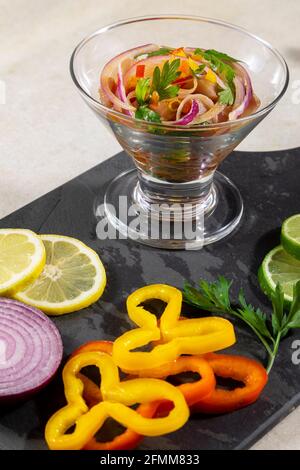 Peruanische Ceviche ist ein traditionelles Gericht, das in Peru konsumiert wird. Die Zubereitungsmethode unterscheidet sich von anderen Orten, unter Verwendung von Zitrone, Fisch, Kartoffeln, Zwiebel, se Stockfoto