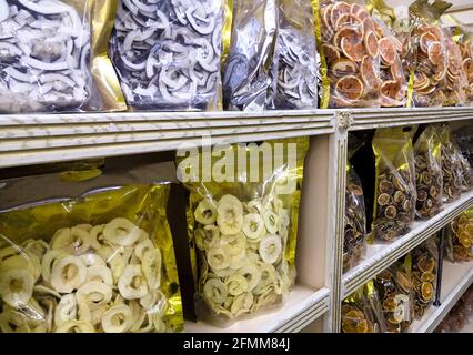 Verschiedene getrocknete Früchte verpackt in der Verpackung zum Verkauf auf dem Markt close up. Gesunde Lebensmittel. Stockfoto