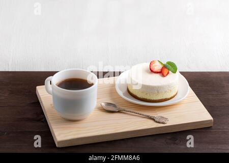 Kuchen und Kaffee auf Holztablett. Frühstück im Bett Stockfoto
