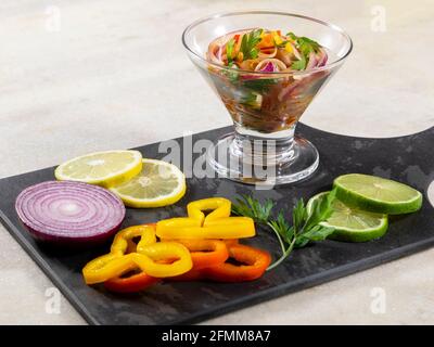 Peruanische Ceviche ist ein traditionelles Gericht, das in Peru konsumiert wird. Die Zubereitungsmethode unterscheidet sich von anderen Orten, unter Verwendung von Zitrone, Fisch, Kartoffeln, Zwiebel, se Stockfoto