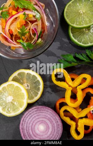 Peruanische Ceviche ist ein traditionelles Gericht, das in Peru konsumiert wird. Die Zubereitungsmethode unterscheidet sich von anderen Orten, unter Verwendung von Zitrone, Fisch, Kartoffeln, Zwiebel, se Stockfoto
