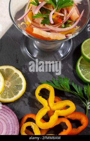 Peruanische Ceviche ist ein traditionelles Gericht, das in Peru konsumiert wird. Die Zubereitungsmethode unterscheidet sich von anderen Orten, unter Verwendung von Zitrone, Fisch, Kartoffeln, Zwiebel, se Stockfoto