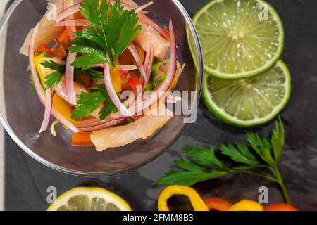 Peruanische Ceviche ist ein traditionelles Gericht, das in Peru konsumiert wird. Die Zubereitungsmethode unterscheidet sich von anderen Orten, unter Verwendung von Zitrone, Fisch, Kartoffeln, Zwiebel, se Stockfoto