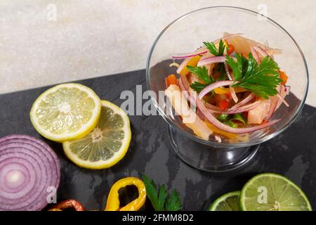 Peruanische Ceviche ist ein traditionelles Gericht, das in Peru konsumiert wird. Die Zubereitungsmethode unterscheidet sich von anderen Orten, unter Verwendung von Zitrone, Fisch, Kartoffeln, Zwiebel, se Stockfoto