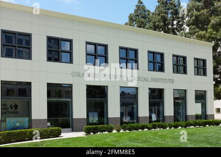 COSTA MESA, KALIFORNIEN - 8. MAI 2021: Das Orange County Lingual Institute ist die erste Sprachschule von Orange County. Stockfoto