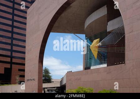 COSTA MESA, KALIFORNIEN - 8. MAI 2021: Das Segerstrom Center for the Arts ist ein 1986 eröffneter Komplex für darstellende Künste. Stockfoto