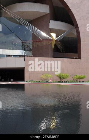 COSTA MESA, KALIFORNIEN - 8. MAI 2021: Das Segerstrom Center for the Arts mit Spiegelung im Brunnen. Stockfoto