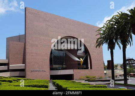 COSTA MESA, KALIFORNIEN - 8. MAI 2021: Das Segerstrom Center for the Arts ist ein 1986 eröffneter Komplex für darstellende Künste. Stockfoto