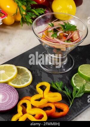 Peruanische Ceviche ist ein traditionelles Gericht, das in Peru konsumiert wird. Die Zubereitungsmethode unterscheidet sich von anderen Orten, unter Verwendung von Zitrone, Fisch, Kartoffeln, Zwiebel, se Stockfoto