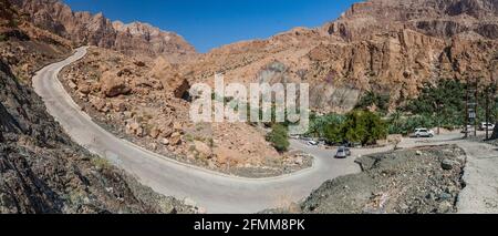 Steile Straße in Wadi Tiwi, Oman Stockfoto