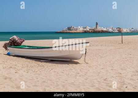 Fischerboot an einem Strand in Sur, Oman Stockfoto