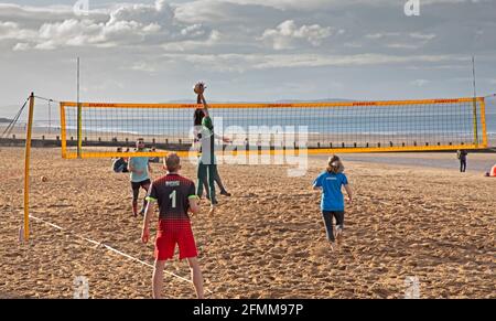Portobello, Edinburgh, Schottland, UK Wetter. Mai 2021. Sonniger Abend für Volleyball an einem ruhigen Meer nach einem meist bewölkten und duschigen Tag, Temperatur von 14 Grad. Quelle: Arch White/Alamy Live News Stockfoto
