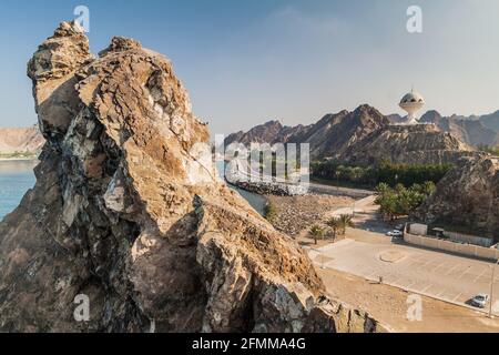 Riesiger Räucherbrenner und Felsen in Muscat, Oman Stockfoto