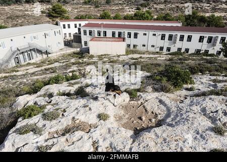 Lampedusa, Italien. Oktober 2015. FOTO-DATEI-FOTO-DATEI-ARCHIV FOTO der Hot Spot von Lampedusa in einem Foto von 2015. Nach den jüngsten Landungen auf der Insel hat der Hot Spot der Rezeption die Orte gesättigt und viele Asylbewerber werden auf dem Pier schlafen und auf die Quarantäneschiffe warten, die Sizilien verlassen haben. Kredit: Unabhängige Fotoagentur/Alamy Live Nachrichten Stockfoto
